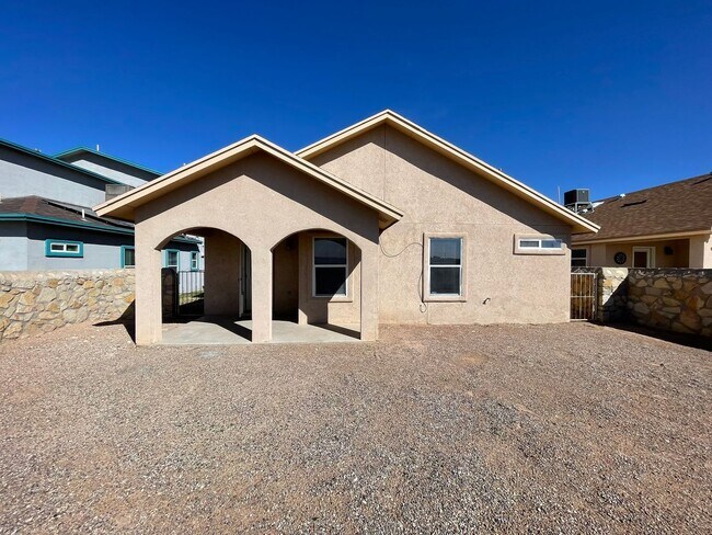 Building Photo - Comfortable & Well-Located 3-Bedroom Home with Spacious Backyard