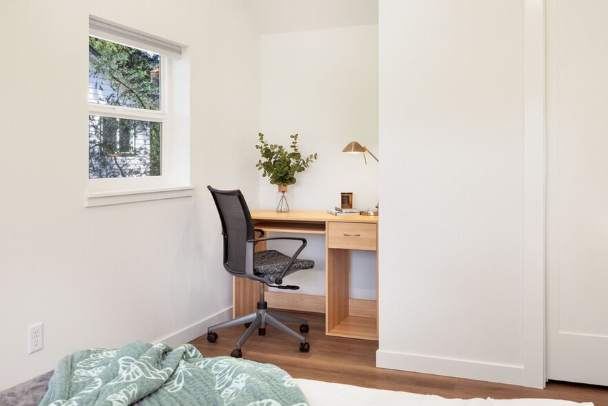 Building Photo - 11520 Roosevelt Way NE