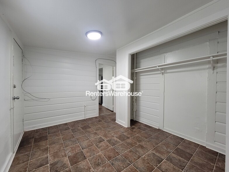 Building Photo - 1056 Regent St SW