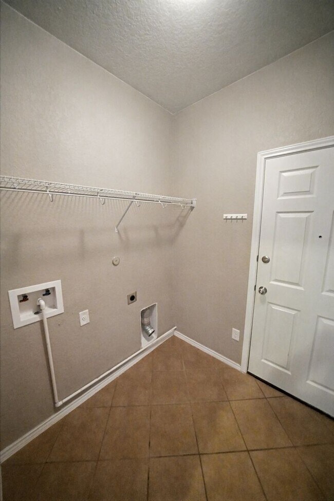 Building Photo - Beautiful Home in the Highly Desirable Ala...