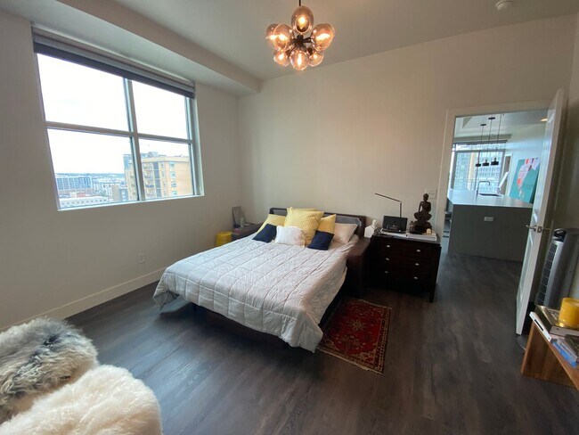 Building Photo - Large 2 bedroom 2 1/2 bath condo at One Li...