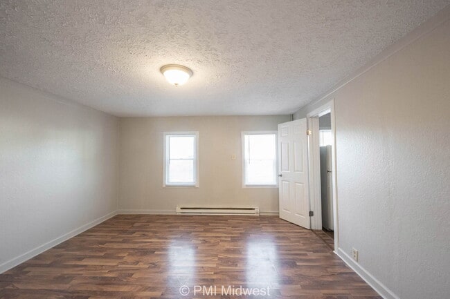 Building Photo - "Cozy 1-Bedroom Retreat in Greenfield – Pe...