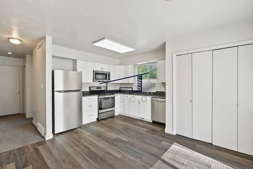 Building Photo - 221 N Pingree Ave
