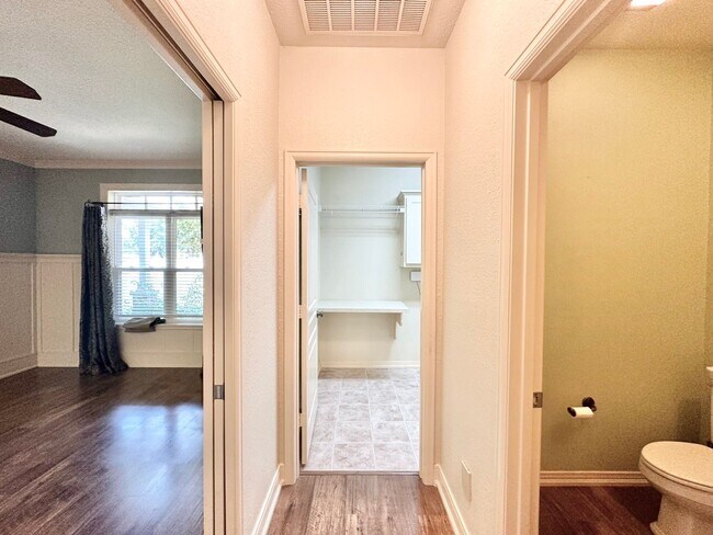 Building Photo - Tour Today! Show Stopping Home in Flint!