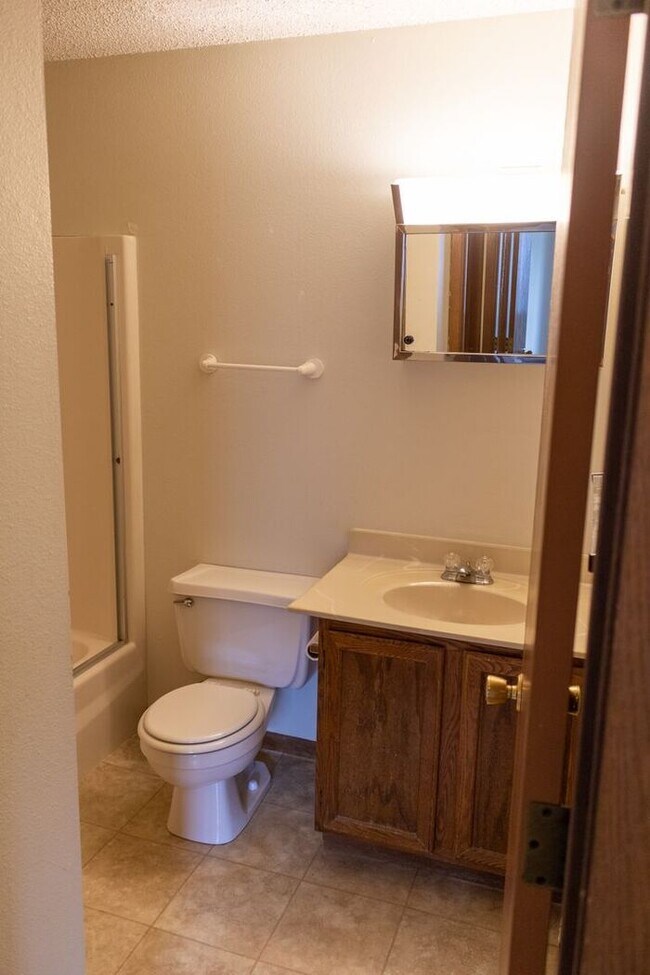 Building Photo - $1,195 | 2 Bedroom, 1 Bathroom Condo | Cat...