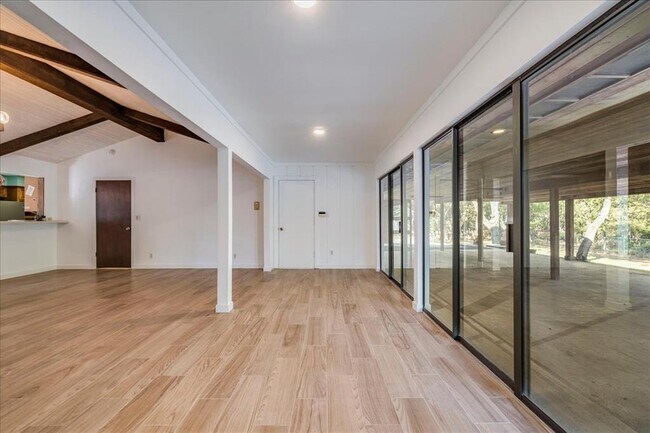 Building Photo - 904 Willow Creek Cir
