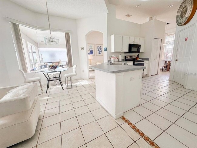 Building Photo - 344 Grosvenor Loop