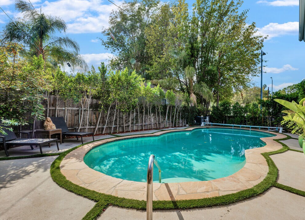 Building Photo - 4242 Van Nuys Blvd