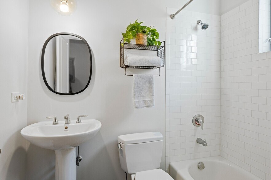 Guest Bathroom - 1515 W Cullom Ave