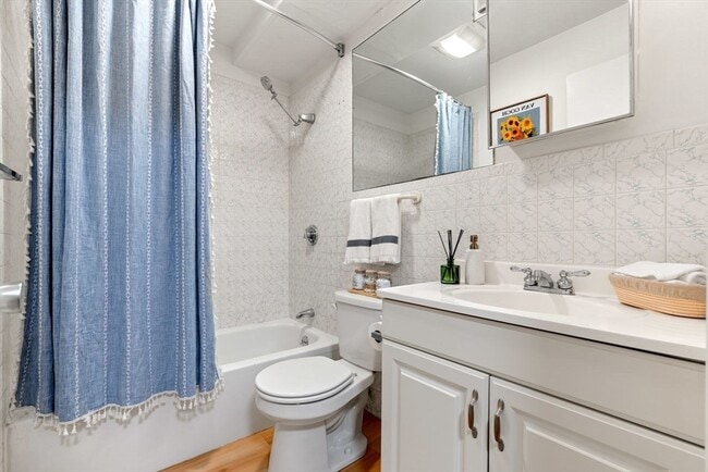 Building Photo - 46 Lewis St