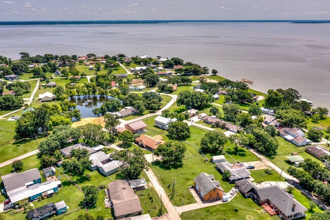 Building Photo - 20 Clearview