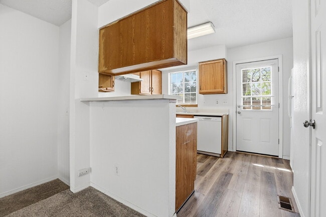 Building Photo - $2,045.95 - 2 Bed, 1.5 Bath Townhome in Centennial with Pool Access