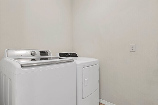 Building Photo - Sunny, Move-In Ready 4-Bed Home in Winter Haven with Modern Finishes and Two-Car Garage