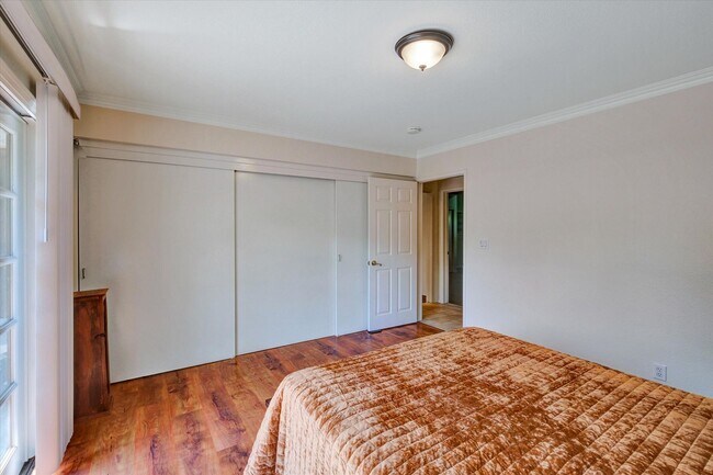 Building Photo - 5-Bedroom Home in Desirable Friendly Hills...