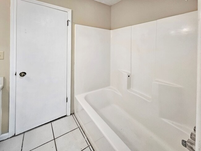 Building Photo - Recently Updated 2/2.5 Flat in Duplex Building