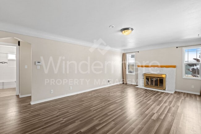 Building Photo - *MOVE IN SPECIAL * 1ST FULL MONTH FREE* Great 3-Bedroom Home IN The Garland District