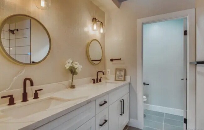 Building Photo - $3,600 - 3 Bed / 2.5 Bath Upgraded Townhome in The Knolls Community