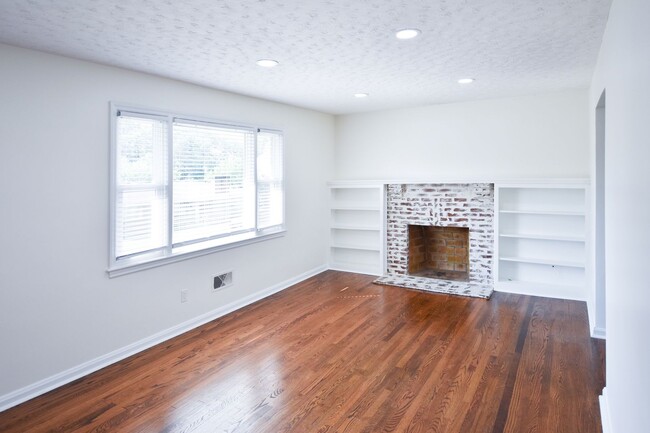 Building Photo - 5 Bedroom || 2 Bathroom - Single Family Ho...