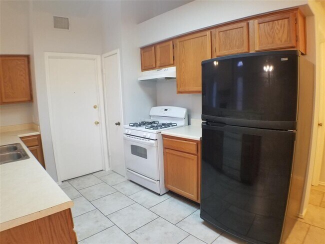 Building Photo - 8310 Los Ranchos Dr