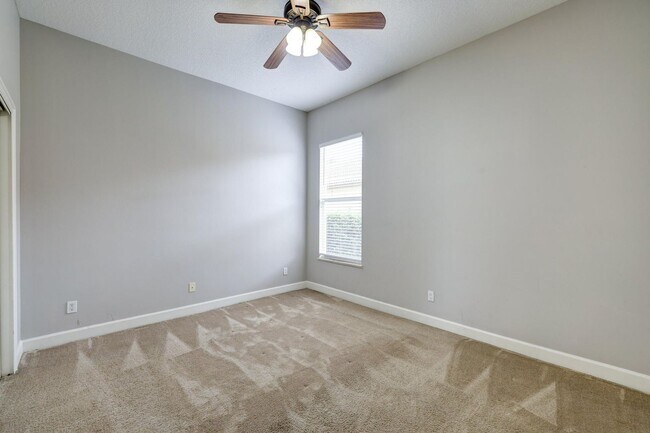 Building Photo - 833 SW Vineland Ct