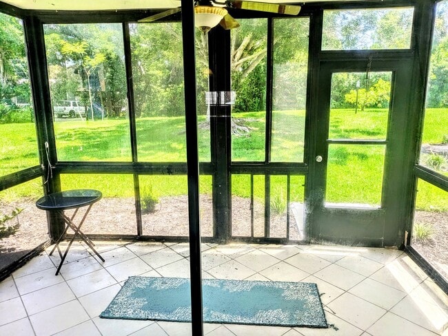 Building Photo - Annual/Seasonal turnkey furnished 2/2 end townhome in waterfront community by Siesta Key!