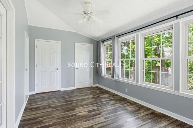 Building Photo - 7016 Bonnalake Dr
