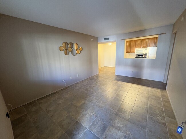 Building Photo - East side condo with community pool/spa/assigned covered parking place