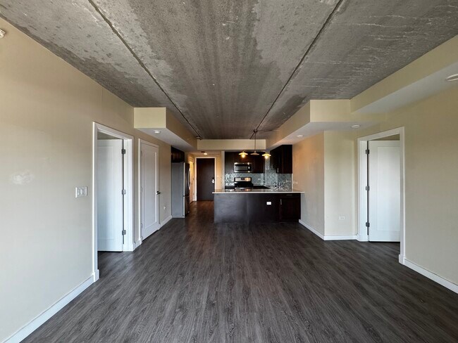 Building Photo - 1323 W Morse Ave