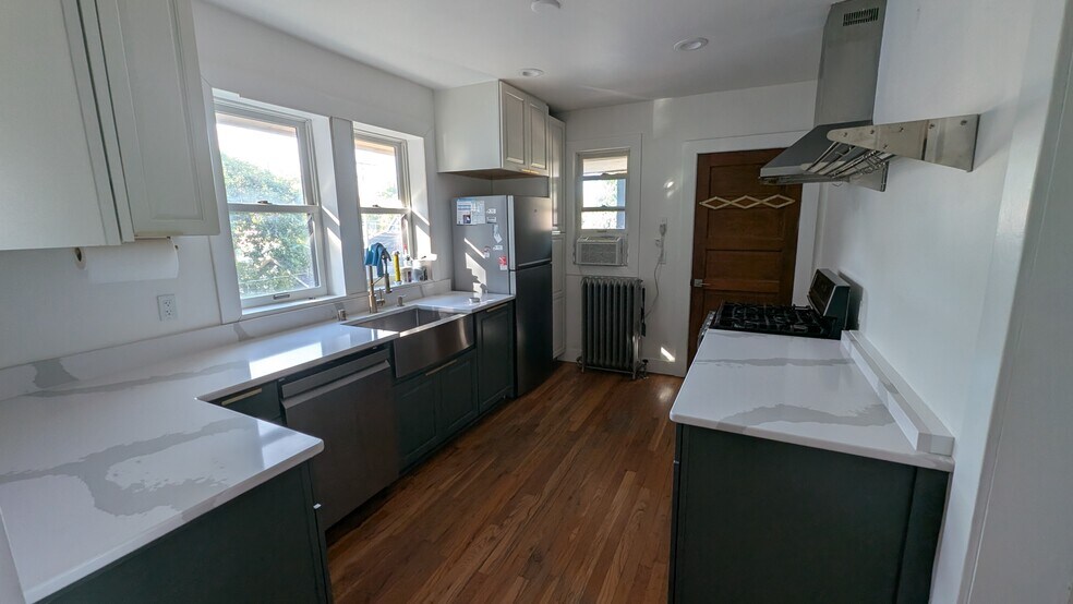 Kitchen - 3114 19th Ave S