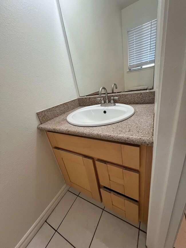 Building Photo - Duplex available in Little Saigon!