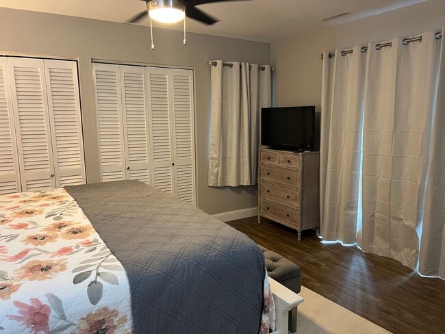 Building Photo - Walk to the beach from this 2BR FURNISHED ...