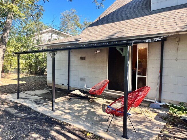 Building Photo - Lovely 4/2 in Brentwood Neighborhood