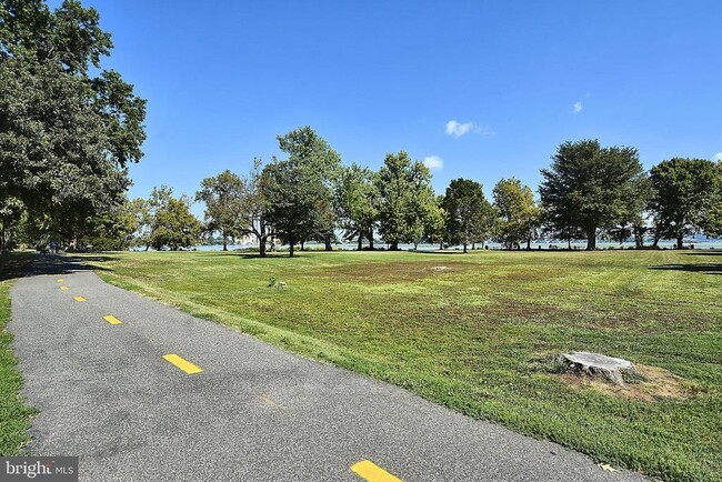 Building Photo - 1404 Middlebury Dr