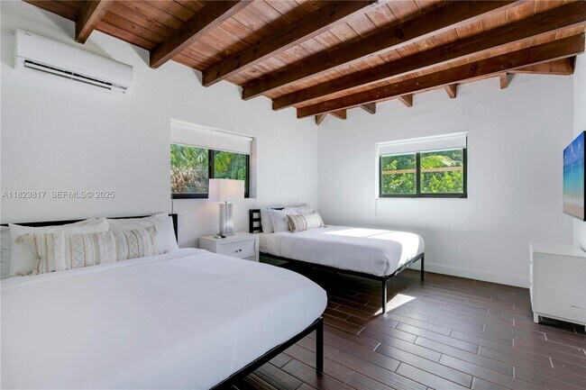 Building Photo - 11534 NE 13th Ave