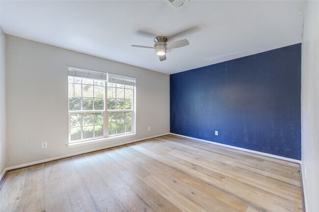 Building Photo - 5019 Oak Forest Dr