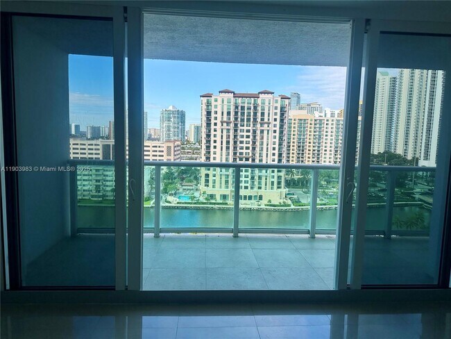 Building Photo - 100 Bayview Dr