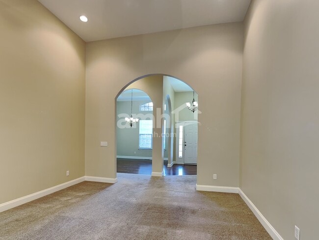 Building Photo - 824 Daybreak Dr