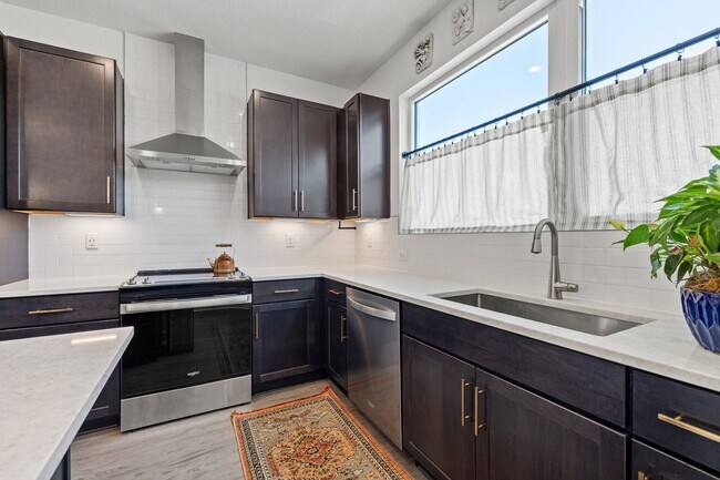 Building Photo - 320 15th St N