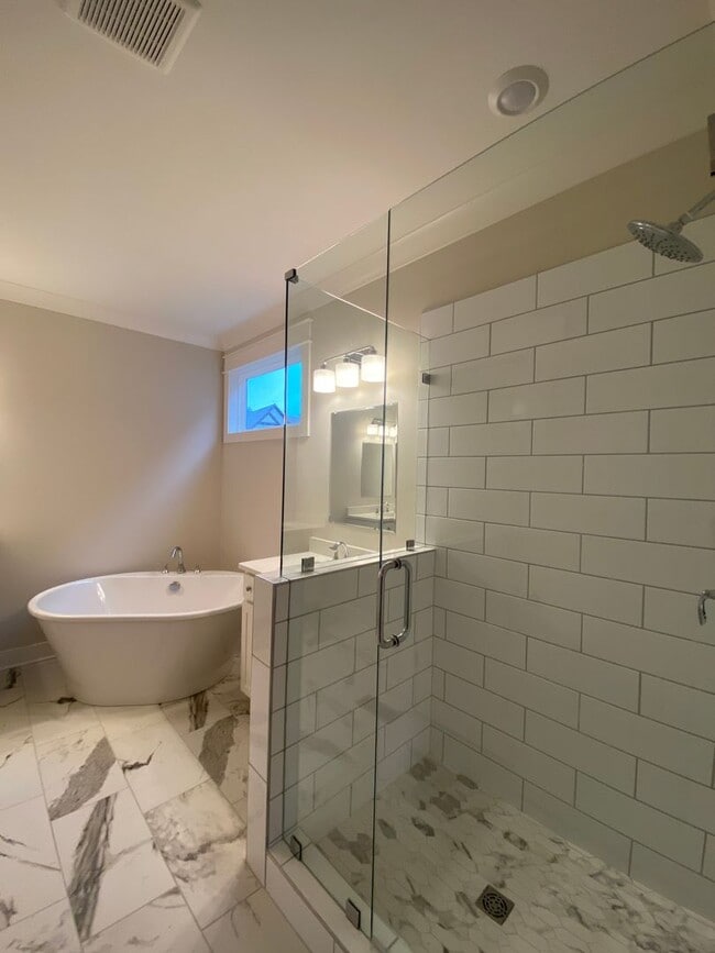 Building Photo - Amazing 4 Bedroom Home in Lebanon / 3.5 Bathrooms / 3 Car Garage /  Fenced in Backyard with Deck /