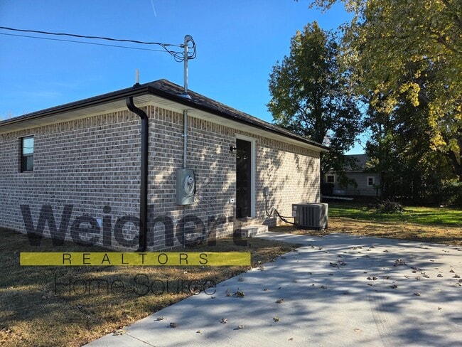 Building Photo - 3 Bed 2 bath home on corner lot