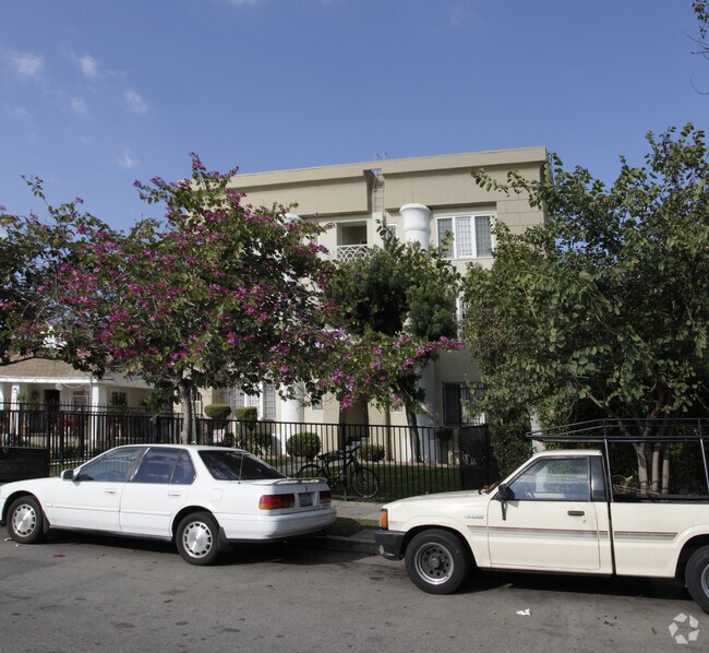 Building Photo - Karnak Apartments