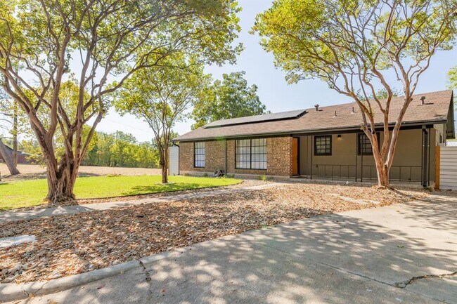 Building Photo - 2405 Trafalgar Dr