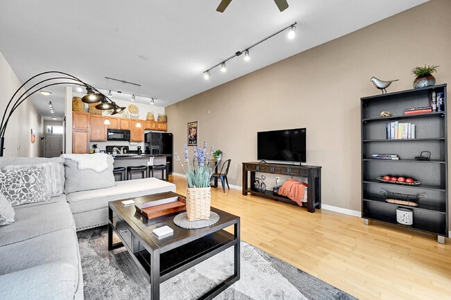 Building Photo - Immaculate, Beautifully Furnished  1-Bed 1-Bath Condo- Available Now!