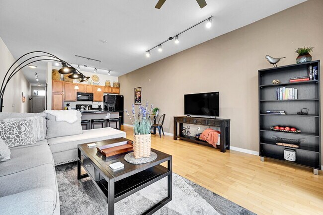 Building Photo - Immaculate, Fully Furnished  1-Bed 1-Bath Condo- Available Now!