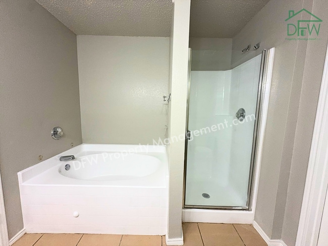 Building Photo - Spacious 4-Bedroom Home with Fireplace & Large Backyard in SW Fort Worth