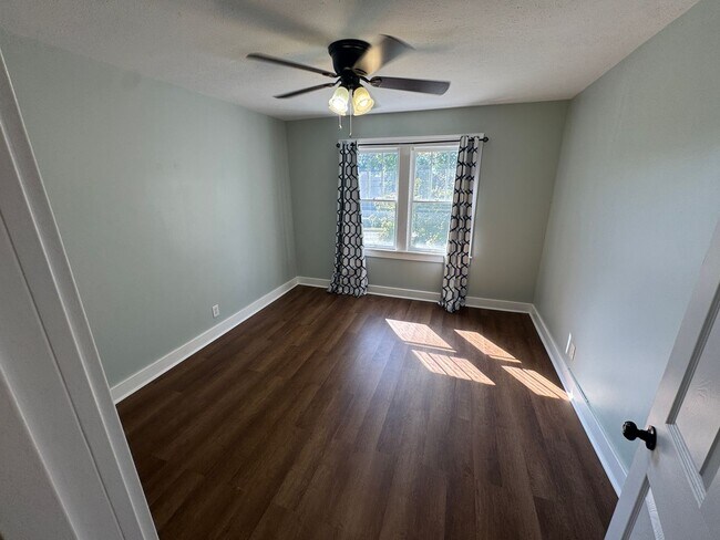 Building Photo - Beautiful 3 Bed and 2 Bath Home