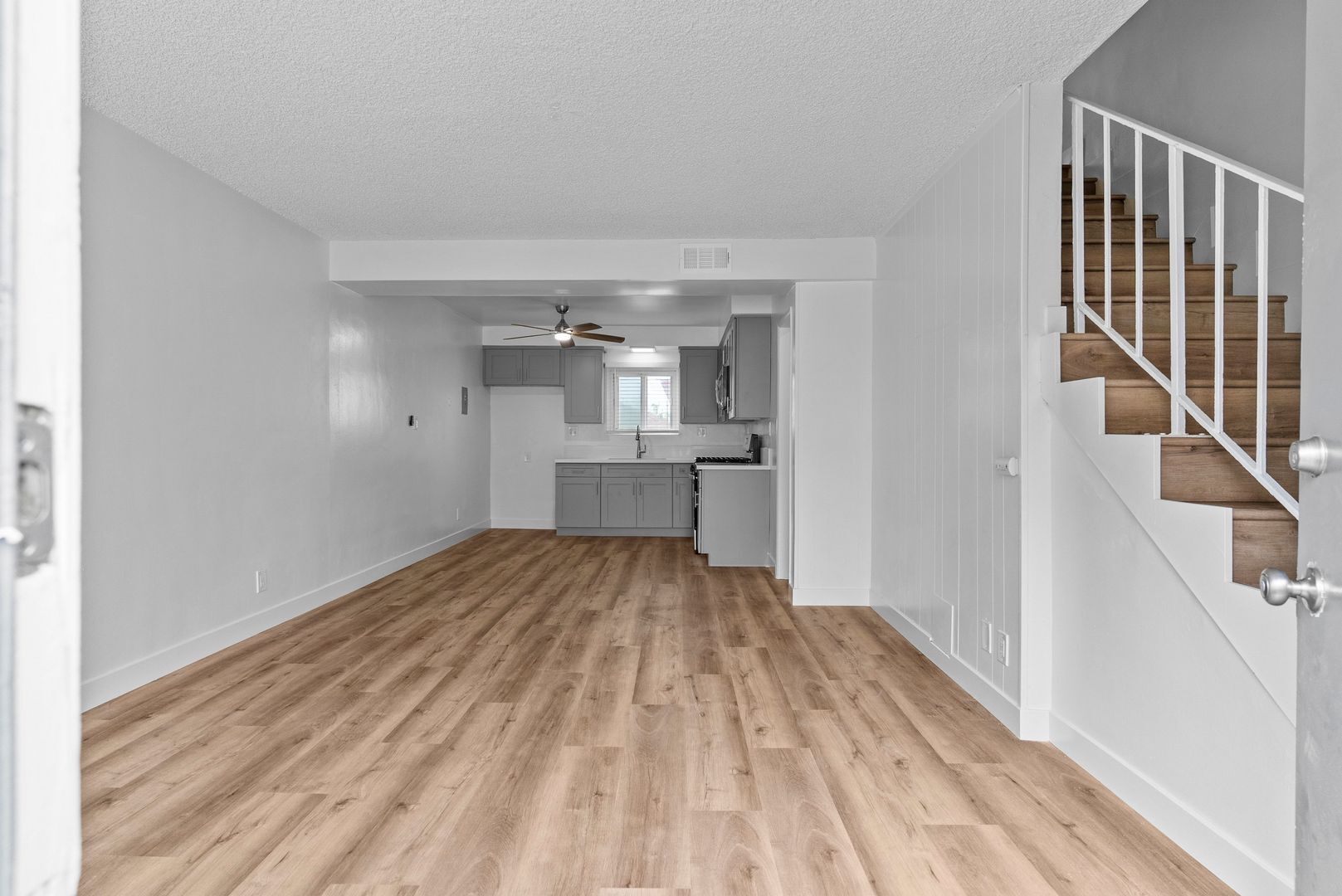 Building Photo - 112 E Buckthorn St