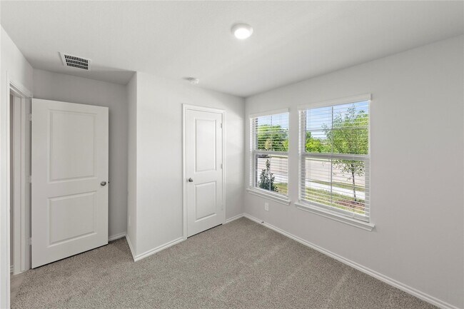 Building Photo - 317 Bent Oak Dr