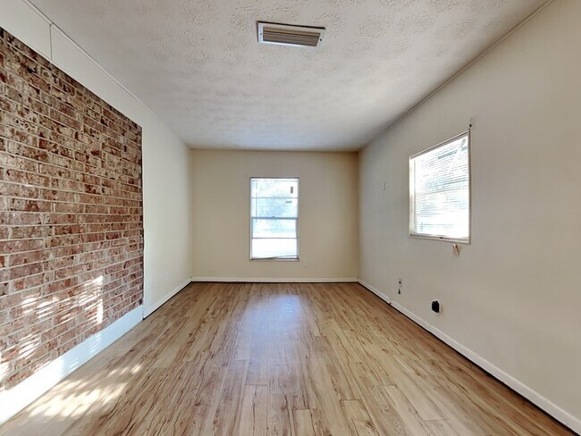 Building Photo - WESTSIDE HOME