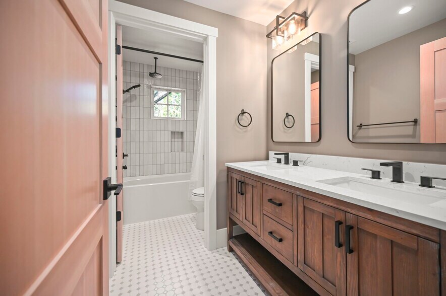 Bath 3 - 1533 Manning Ln